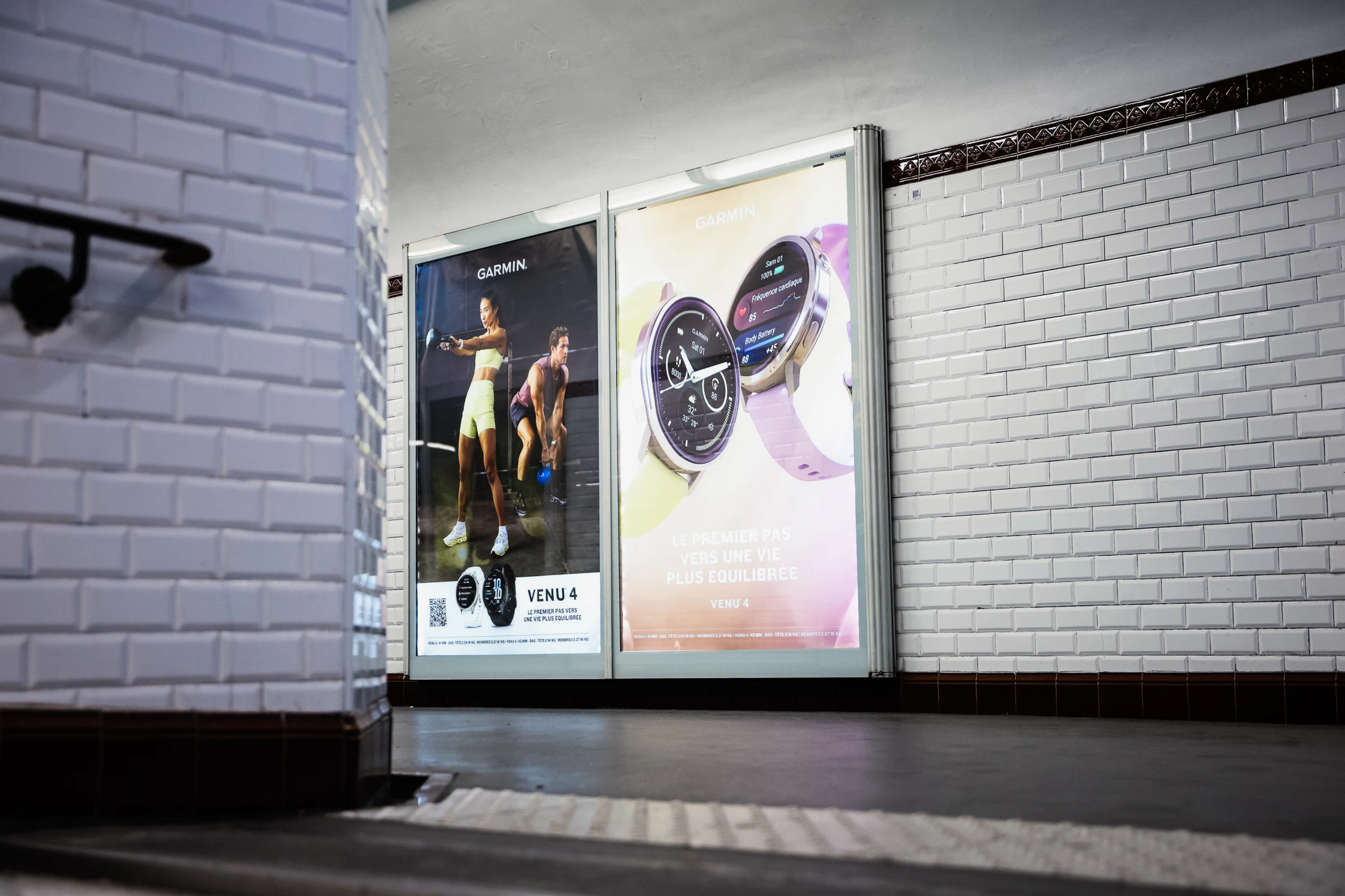 Campagne d’affichage Garmin Venu 4 sur escalier urbain à Paris