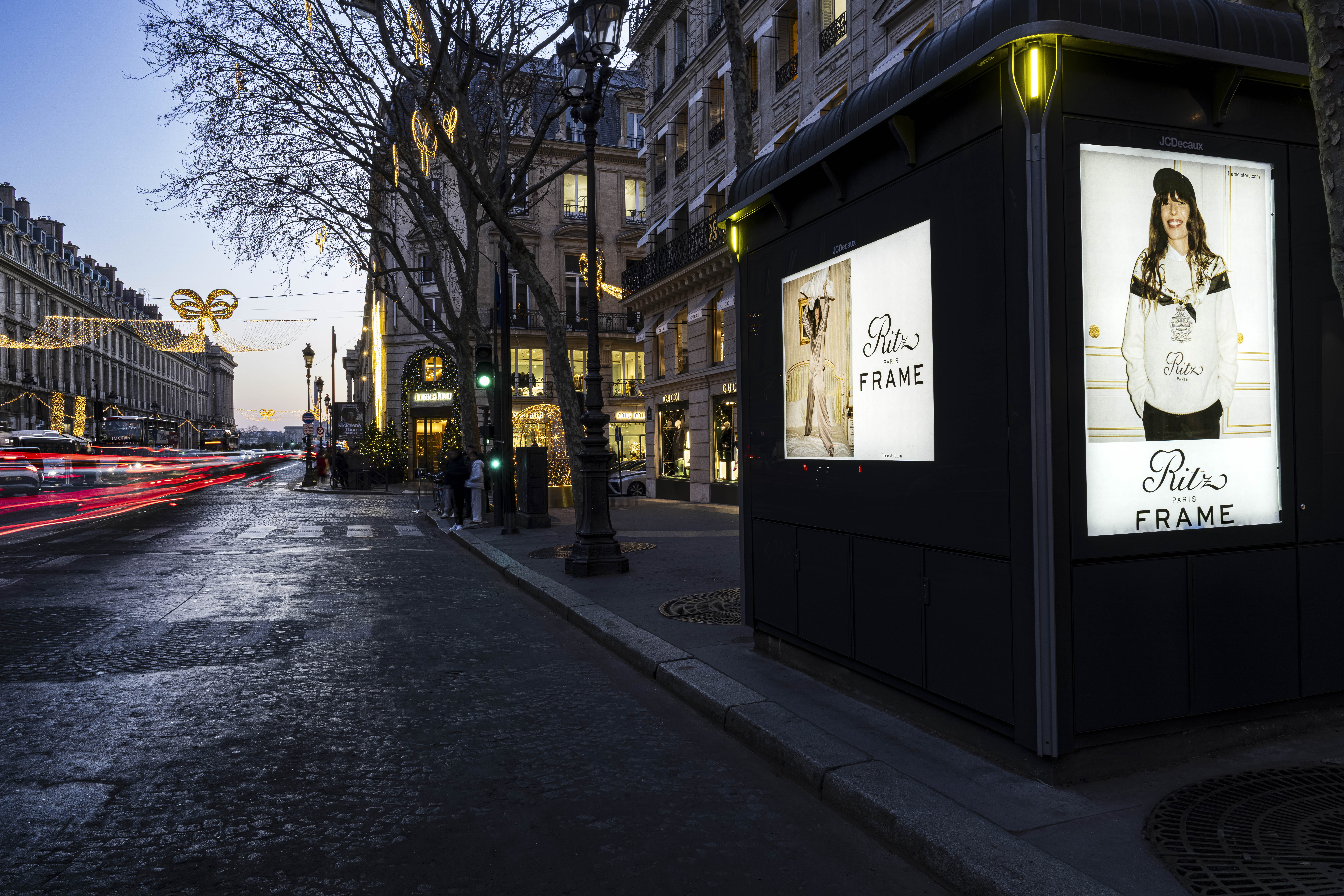 Campagne publicitaire Frame avec Gisèle Bündchen à l’entrée du métro Paris pendant la Fashion Week